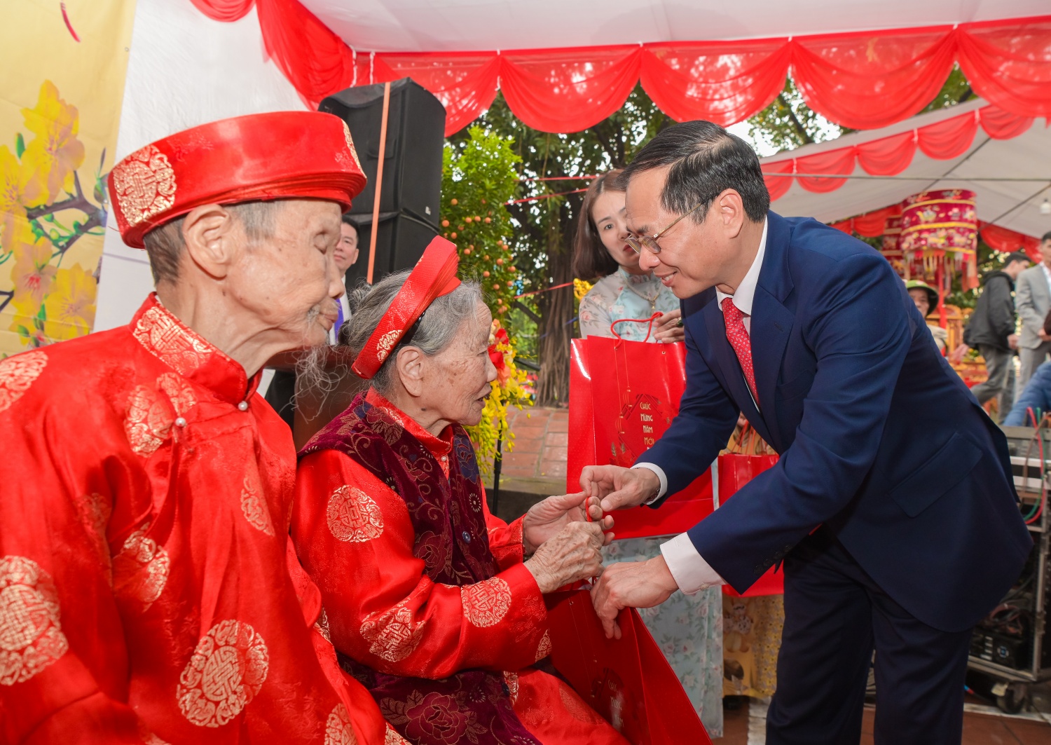 [Chùm ảnh] Phó Thủ tướng Bùi Thanh Sơn chúc Tết các cụ cao niên phường Tây Mỗ (Hà Nội)