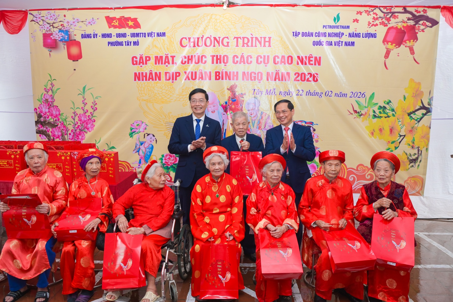 Phó Thủ tướng Bùi Thanh Sơn chúc Tết các cụ cao niên phường Tây Mỗ nhân dịp Xuân Bính Ngọ 2026