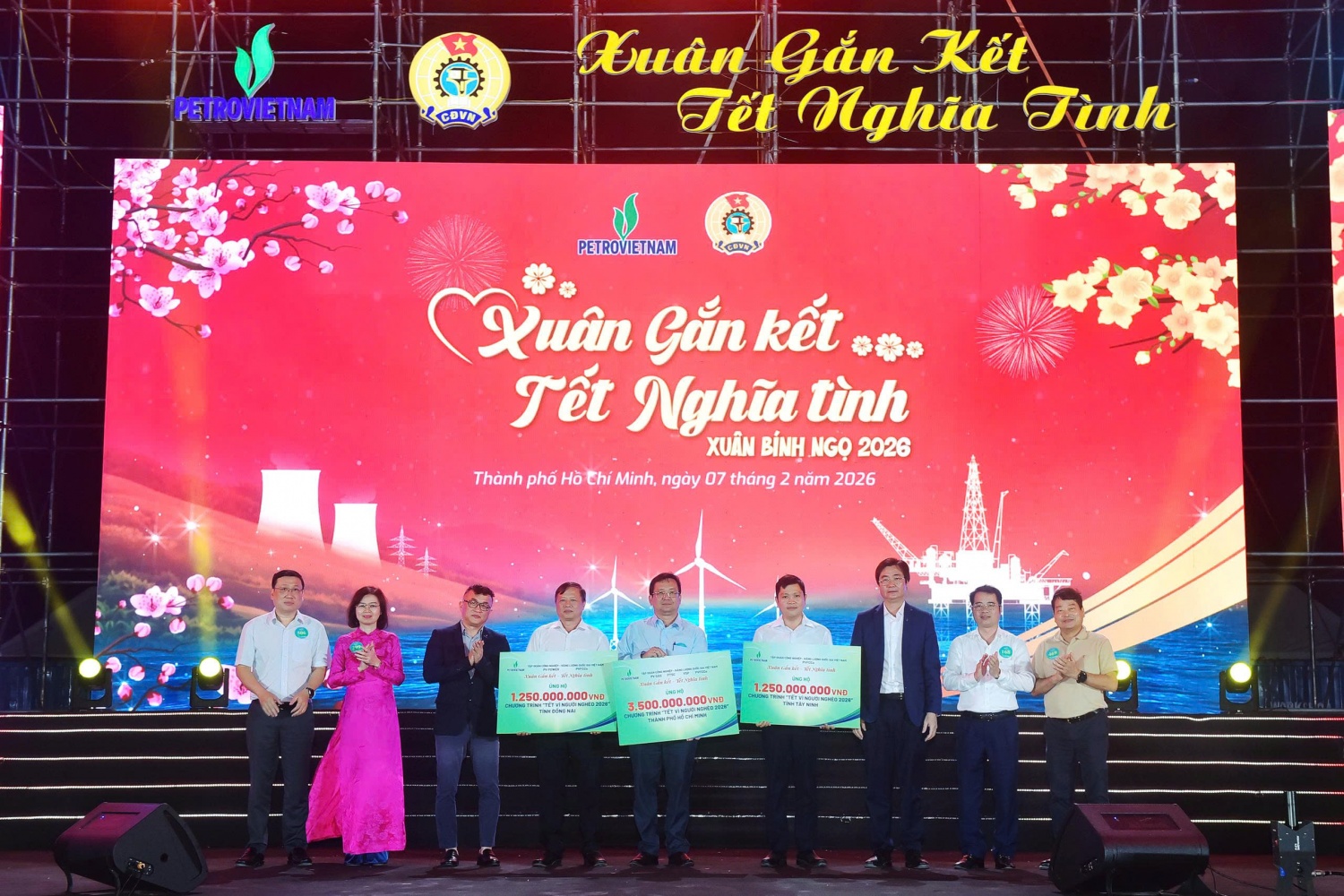 2.Petrovietnam trao tặng 3,5 tỷ đồng cho TP. Hồ Chí Minh; 1,25 tỷ đồng cho tỉnh Tây Ninh và 1,25 tỷ đồng cho tỉnh Đồng Nai để thực hiện chương trình “Tết vì người nghèo”.