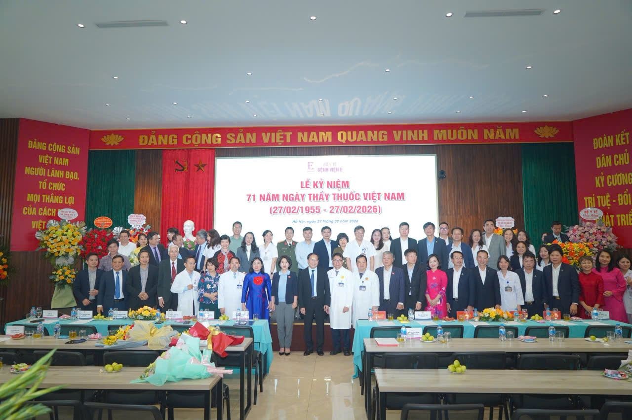 Các đại biểu tham dự Lễ kỷ niệm 71 năm ngày thầy thuốc Việt Nam tại Bệnh viện E Các đại biểu tham dự Lễ kỷ niệm 71 năm ngày thầy thuốc Việt Nam tại Bệnh viện E