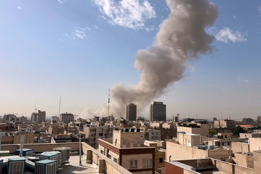 Khói bốc lên trên bầu trời sau một vụ nổ ở thủ đô Tehran của Iran ngày 28-2. 