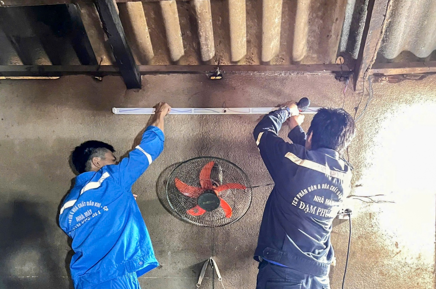 Tuổi trẻ Nhà máy đạm Phú Mỹ: Xung kích từ dây chuyền sản xuất đến những mái nhà dân Tuổi trẻ Petrovietnam: Xung kích từ dây chuyền sản xuất đến những mái nhà dân