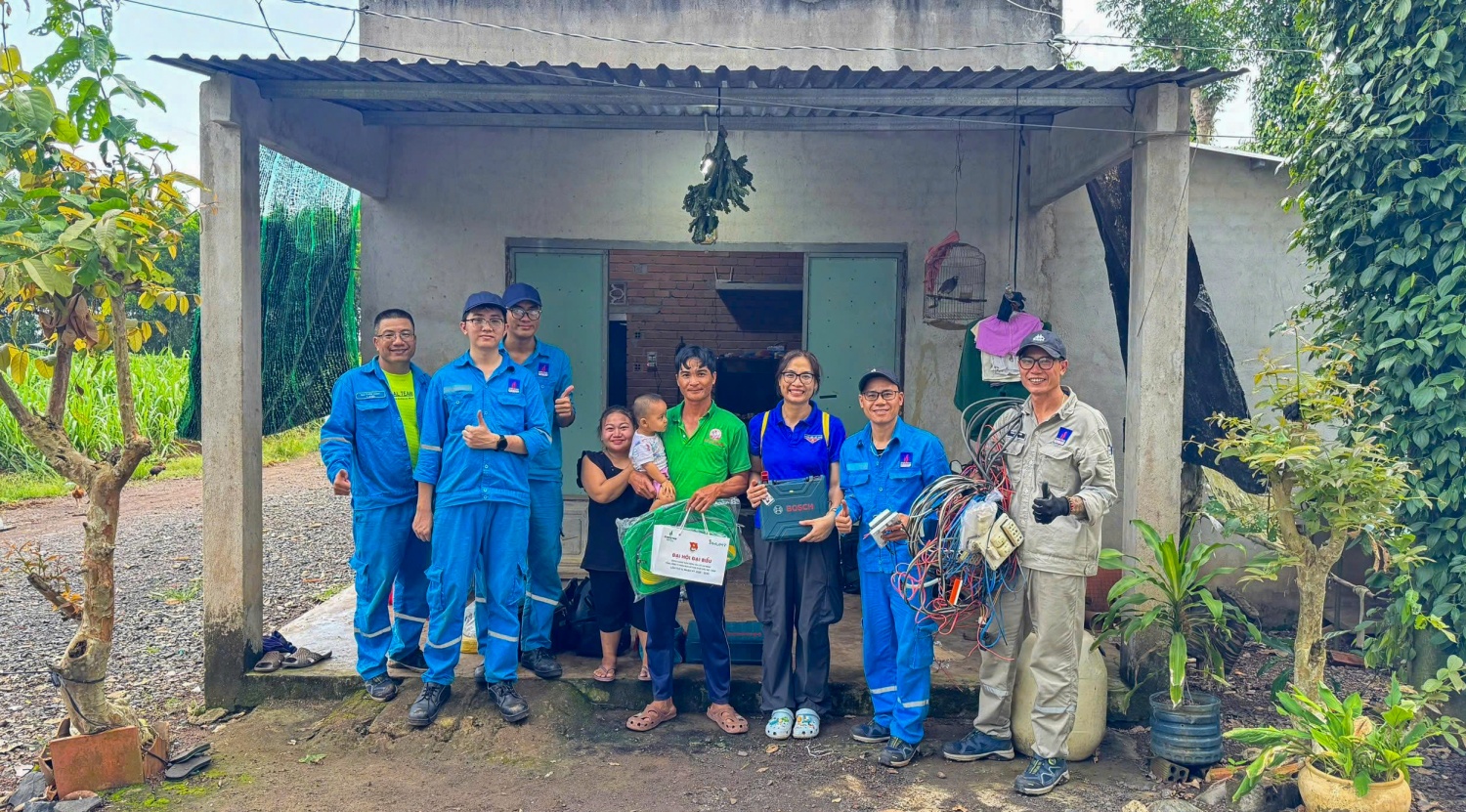 Tuổi trẻ Nhà máy đạm Phú Mỹ: Xung kích từ dây chuyền sản xuất đến những mái nhà dân Tuổi trẻ Petrovietnam: Xung kích từ dây chuyền sản xuất đến những mái nhà dân