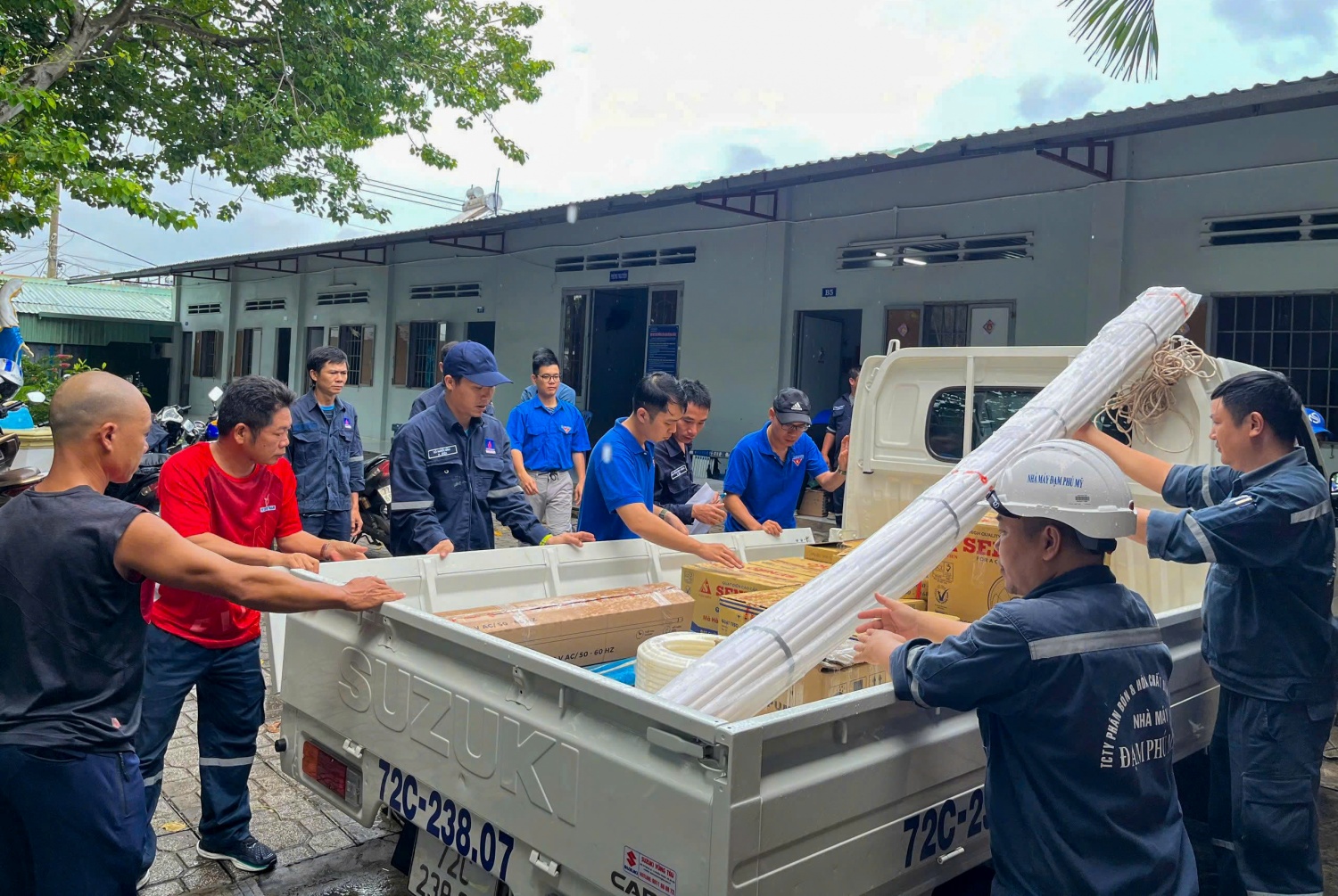 Tuổi trẻ Nhà máy đạm Phú Mỹ: Xung kích từ dây chuyền sản xuất đến những mái nhà dân Tuổi trẻ Petrovietnam: Xung kích từ dây chuyền sản xuất đến những mái nhà dân