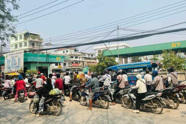 Xung đột Trung Đông: Người dân Myanmar đổ xô đi mua xăng