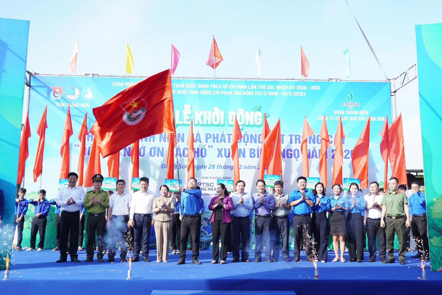 Đại diện Tỉnh đoàn Quảng Ngãi thực hiện nghi thức khởi động Tháng Thanh niên 