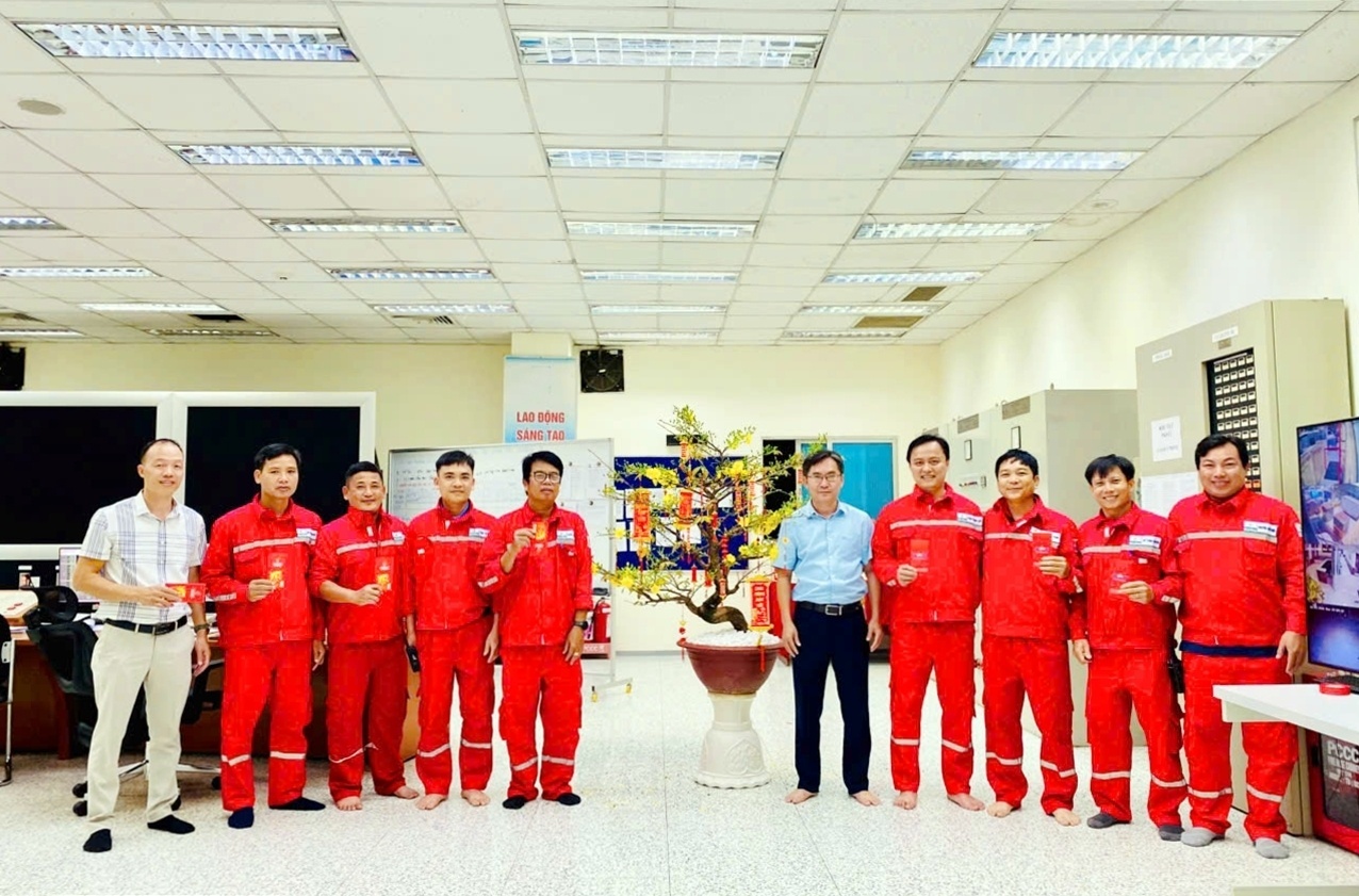 Lãnh đạo PV Power NT chúc Tết CBCNV làm việc đêm giao thừa tại Nhà máy Điện Nhơn Trạch 1. Lãnh đạo PV Power NT chúc Tết CBCNV làm việc đêm giao thừa tại Nhà máy Điện Nhơn Trạch 1.