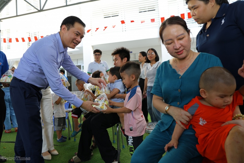 Chủ tịch HĐTV Petrovietnam Lê Ngọc Sơn: Phúc lợi chỉ được phép tăng lên, không được giảm đi Chủ tịch HĐTV Petrovietnam Lê Ngọc Sơn: Phúc lợi chỉ được phép tăng lên, không được giảm đi