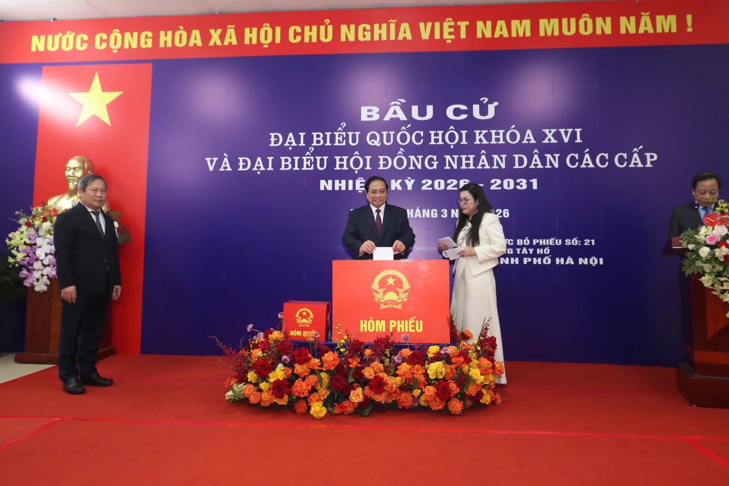 Hà Nội: Thủ tướng Phạm Minh Chính bỏ phiếu bầu cử tại phường Tây Hồ
