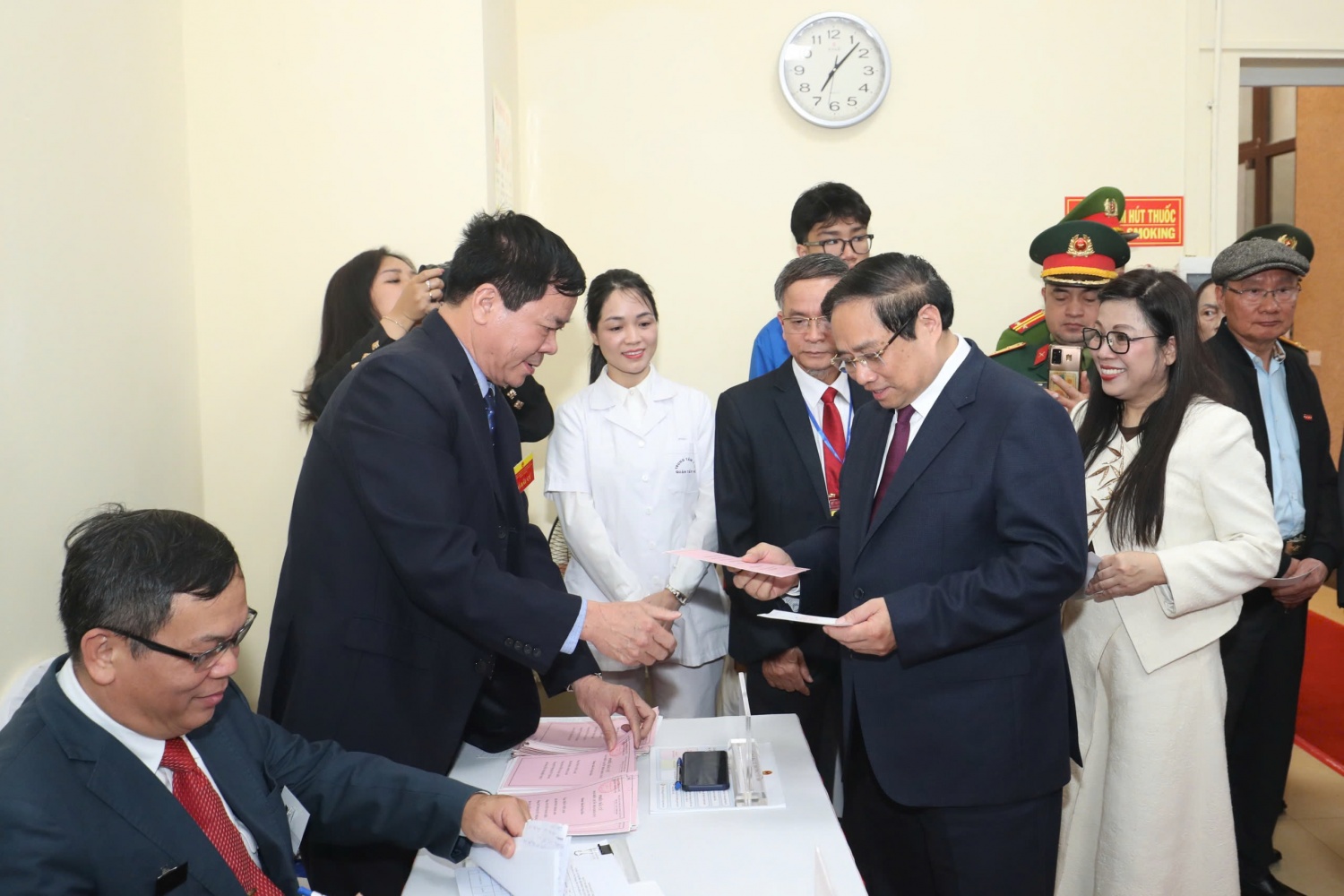 Hà Nội: Thủ tướng Phạm Minh Chính bỏ phiếu bầu cử tại phường Tây Hồ