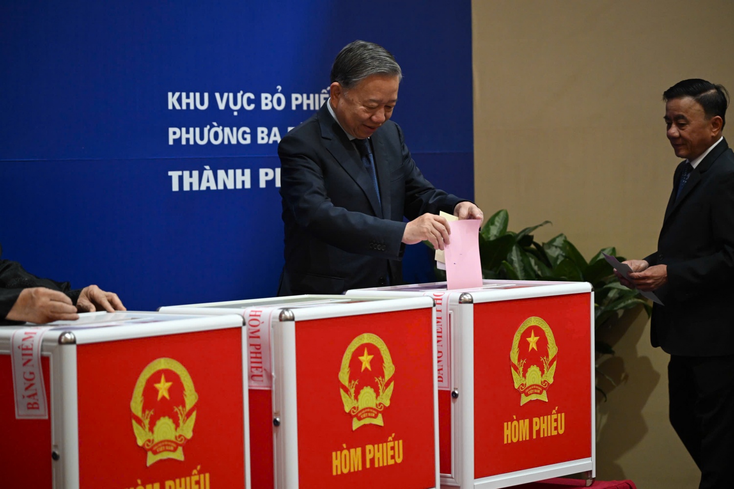 Tổng Bí thư Tô Lâm bỏ phiếu bầu cử đại biểu Quốc hội, HĐND các cấp tại phường Ba Đình