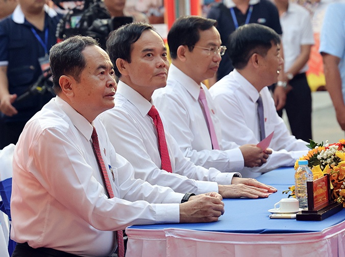 Đến dự lễ khai mạc và bỏ phiếu bầu ĐBQH khóa XVI và đại biểu HĐND các cấp nhiệm kỳ 2026-2031 tại khu vực bỏ phiếu số 14 (Trường THCS Đỗ Văn Dậy, xã Hóc Môn), thuộc Đơn vị bầu cử số 5 có đồng chí: Trần Thanh Mẫn, Ủy viên Bộ Chính trị, Chủ tịch Quốc hội, Chủ tịch Hội đồng bầu cử Quốc gia; Trần Lưu Quang, Ủy viên Bộ Chính trị, Bí thư Thành ủy TPHCM; Lê Quang Mạnh, Ủy viên Trung ương Đảng, Tổng Thư ký Quốc hội, Chủ nhiệm Văn phòng Quốc hội; Nguyễn Thanh Hải, Ủy viên Trung ương Đảng, Chủ nhiệm Ủy ban Khoa học, Công nghệ và Môi trường của Quốc hội; Nguyễn Hữu Đông, Ủy viên Trung ương Đảng, Chủ nhiệm Ủy ban Công tác đại biểu của Quốc hội.
