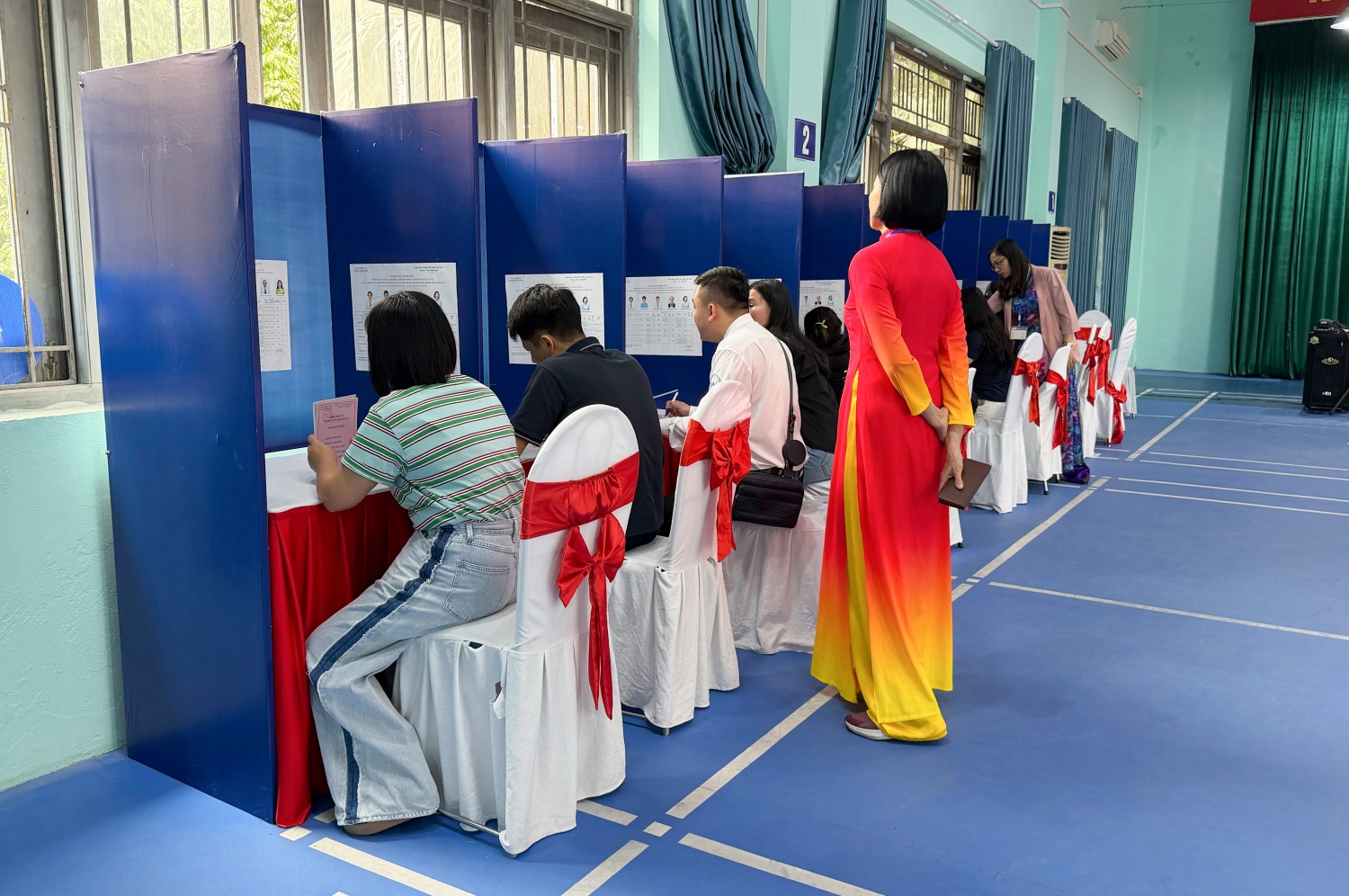 Cử tri điền phiếu bầu cử