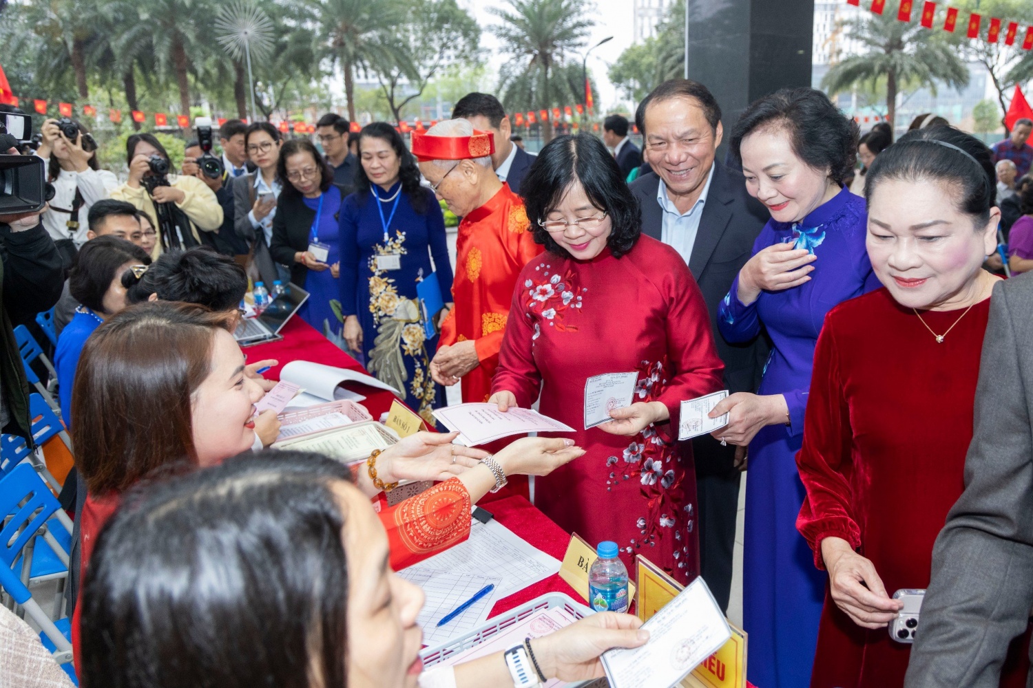 Chủ tịch Bùi Thị Minh Hoài cùng cử tri nhận những lá phiếu đầu tiên để tiến hành bầu cử. 
