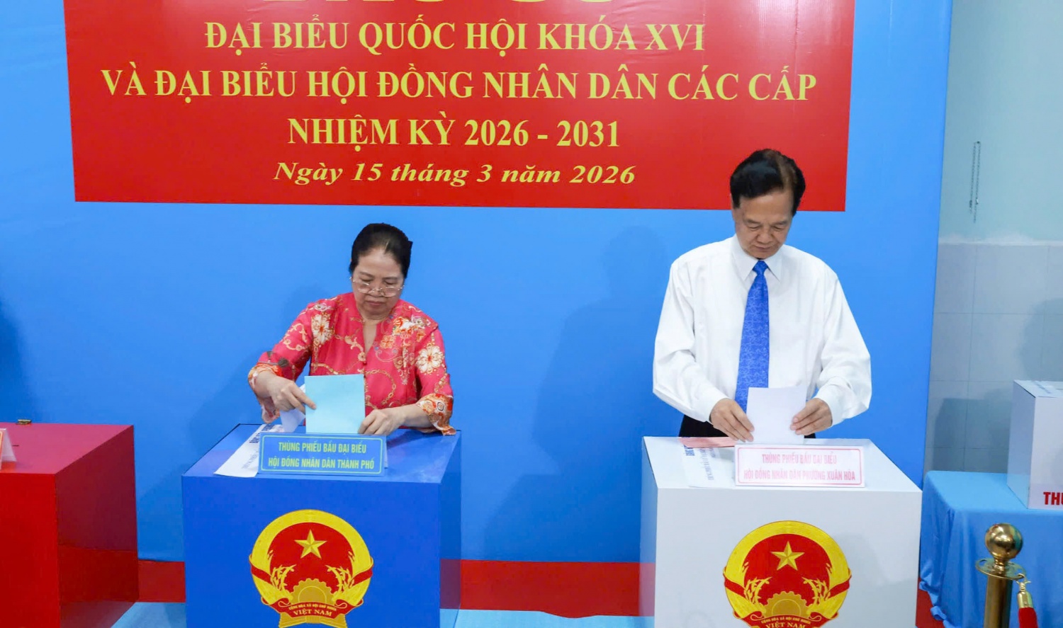 Tại điểm bầu cử số 3, phường Xuân Hoà, nguyên Thủ tướng Chính phủ Nguyễn Tấn Dũng cùng Chủ tịch UBND TP.HCM Nguyễn Văn Được đã tham gia bỏ phiếu cùng các cử tri trên địa bàn.