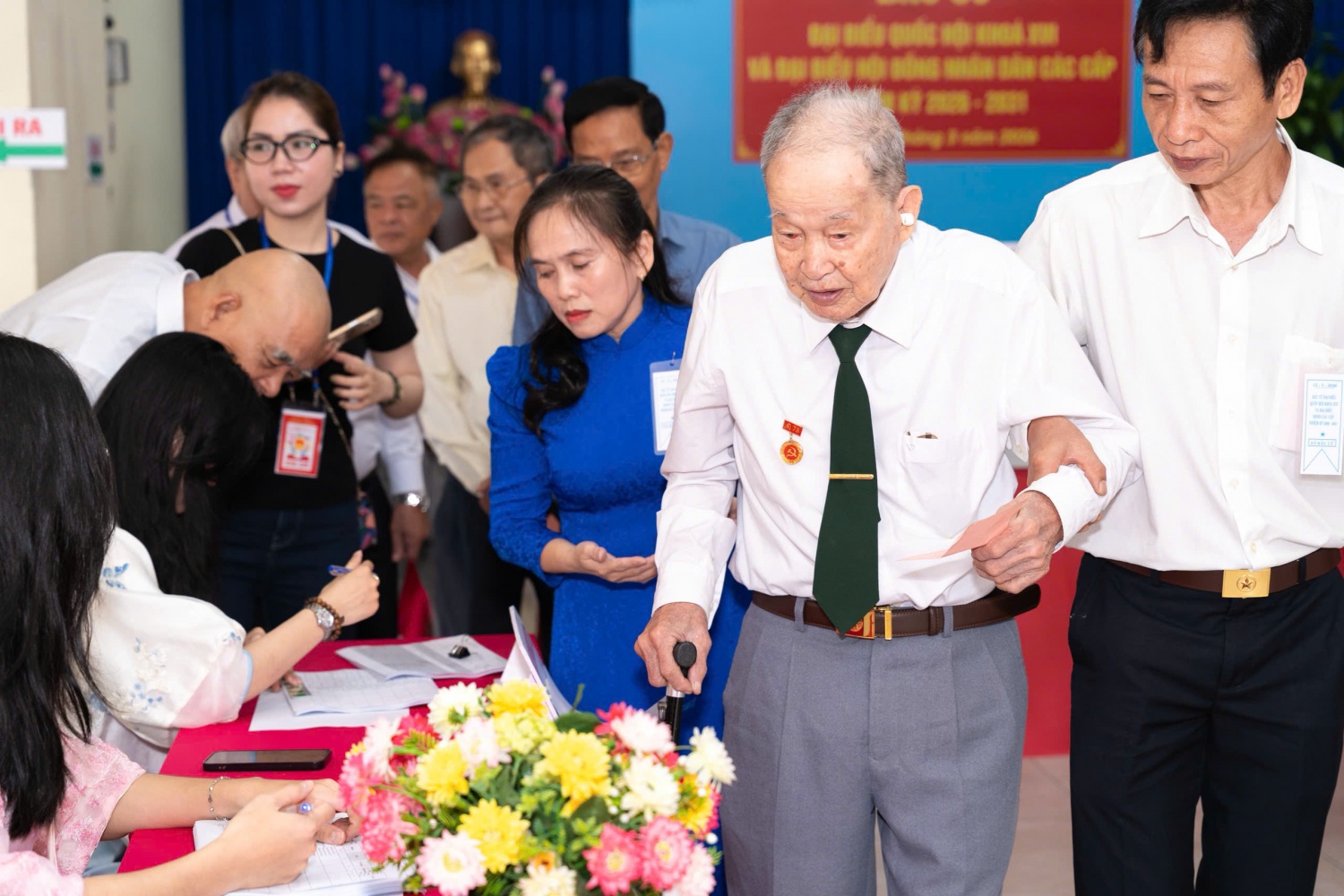 Đại tá Nguyễn Văn Tàu (huyền thoại tình báo Tư Cang, 98 tuổi) bỏ phiếu tại điểm bỏ phiếu số 53, phường Thạnh Mỹ Tây, TP HCM