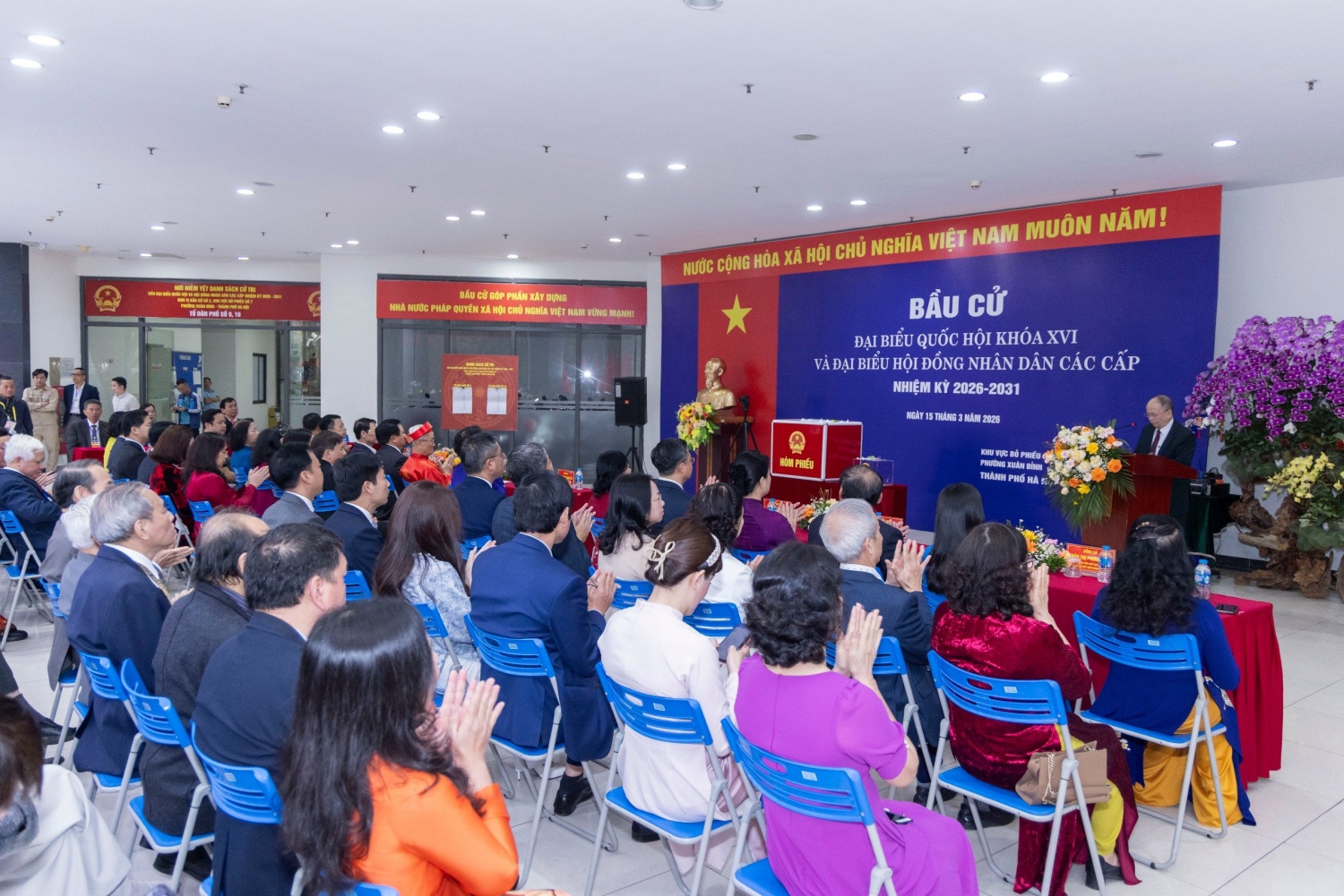 báo cáo nhanh về kết quả bầu cử ĐBQH khóa XVI và đại biểu HĐND các cấp nhiệm kỳ 2026-2031, bà Tạ Thị Yên - Phó Chủ nhiệm Ủy ban Công tác đại biểu, Phó Chánh Văn phòng Thường trực Hội đồng Bầu cử quốc gia, Ủy viên Tiểu ban Nhân sự thuộc Hội đồng Bầu cử Quốc gia - cho biết, sáng nay, cử tri cả nước hào hứng đi bầu ngay từ thời điểm khai mạc.