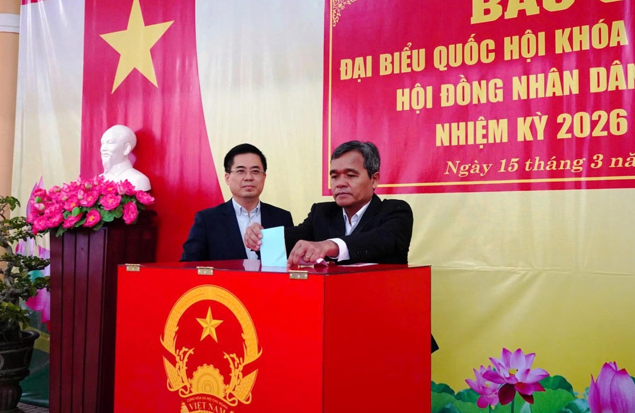Hơn 3,5 triệu cử tri miền Trung hân hoan đi bầu cử, hòa cùng “Ngày hội non sông” Hơn 3,5 triệu cử tri miền Trung hân hoan đi bầu cử, hòa cùng “Ngày hội non sông”