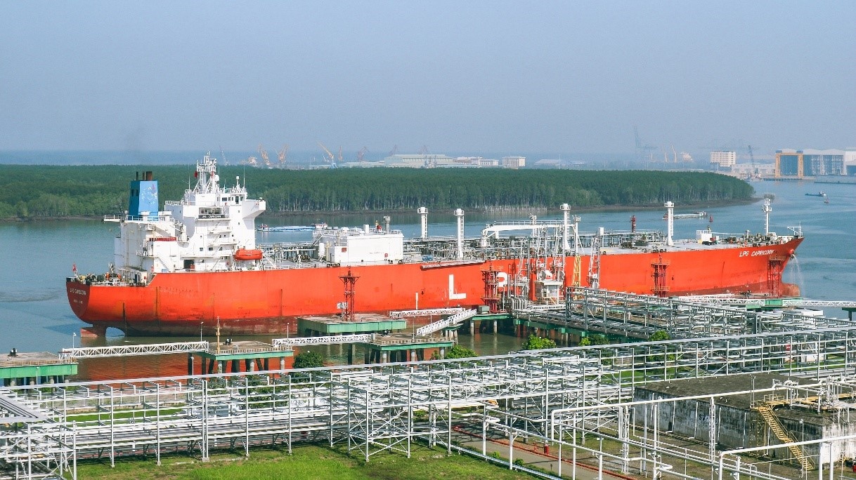 Hình 2: Hình ảnh kho cảng thời điểm tiếp nhận tàu LPG lạnh cập bến Hình 2: Hình ảnh kho cảng thời điểm tiếp nhận tàu LPG lạnh cập bến