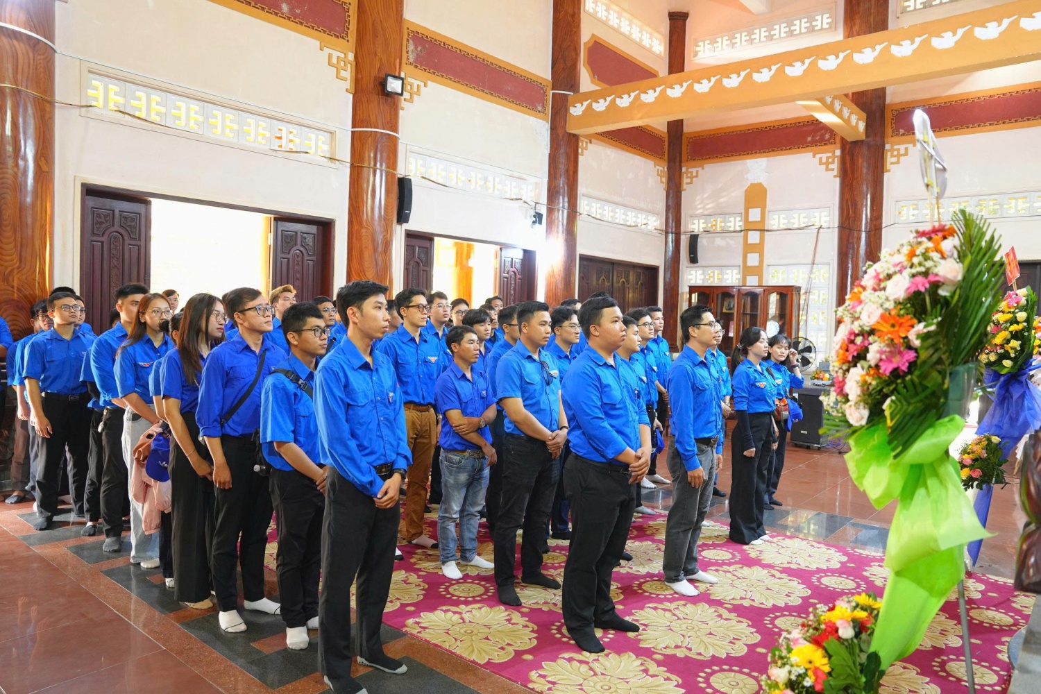 Đoàn đại biểu dâng hoa, dâng hương tại Đền thờ liệt sỹ núi Minh Đạm