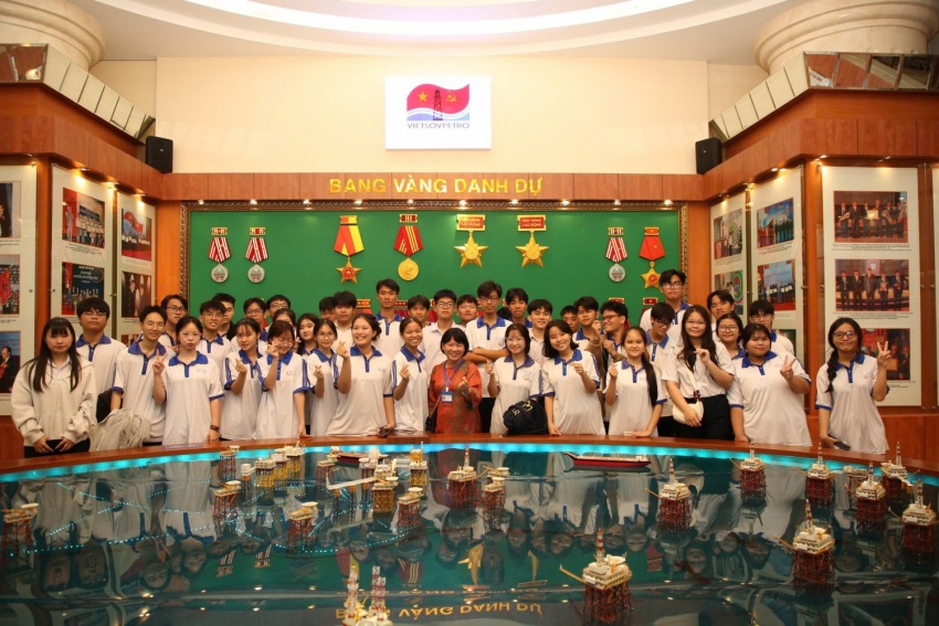 Vietsovpetro đón đoàn học sinh THPT trên địa bàn TP. Hồ Chí Minh đến tham quan, giao lưu hướng nghiệp Vietsovpetro đón đoàn học sinh THPT trên địa bàn TP. Hồ Chí Minh đến tham quan, giao lưu hướng nghiệp