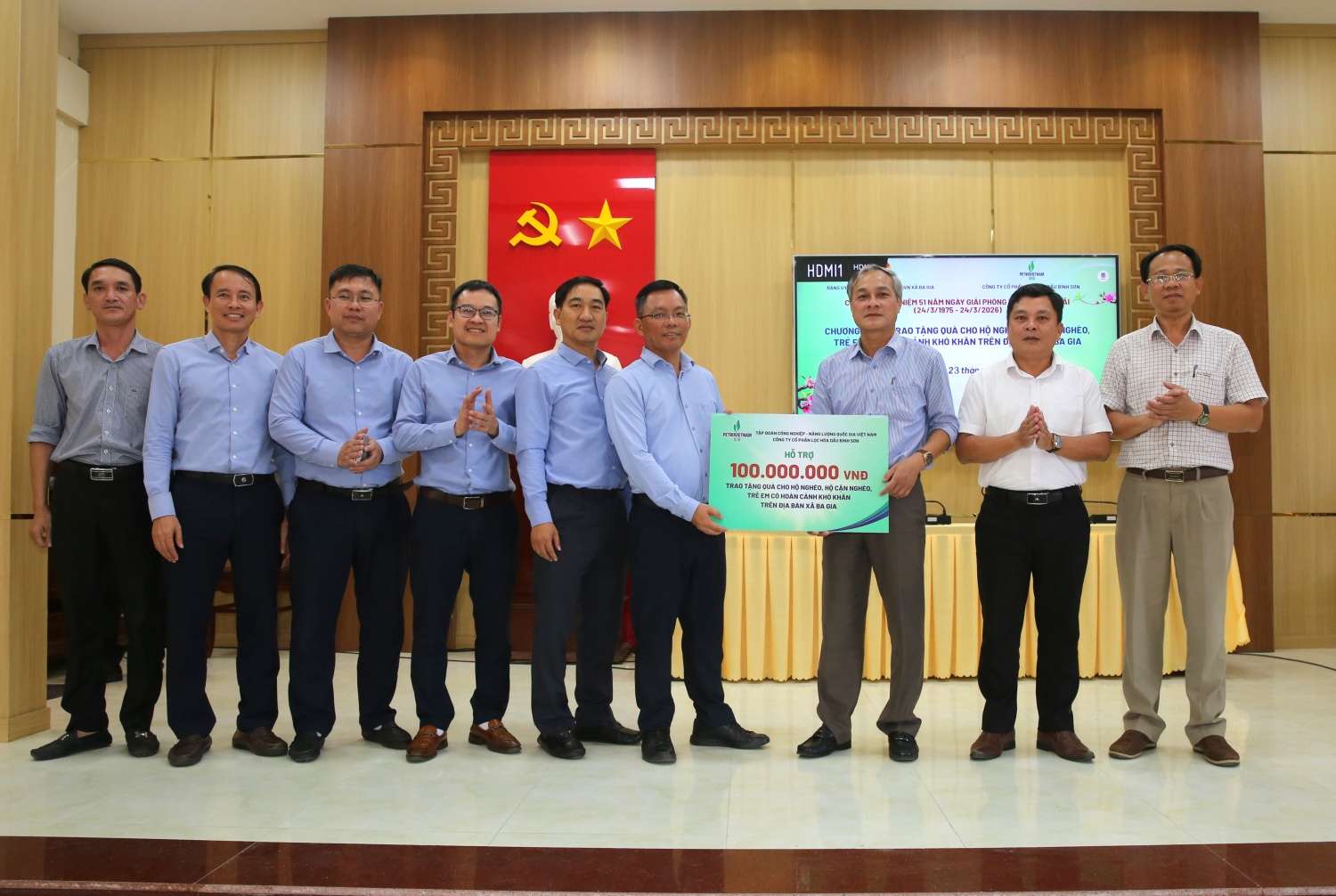 BSR tặng 100 suất quà cho người dân Quảng Ngãi nhân dịp 51 năm Ngày Giải phóng tỉnh BSR tặng 100 suất quà cho người dân Quảng Ngãi nhân dịp 51 năm Ngày Giải phóng tỉnh