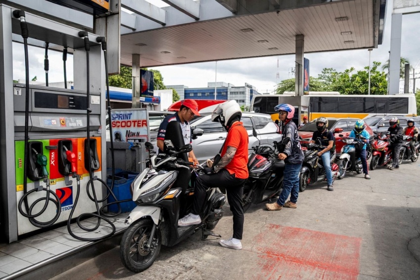 Người dân Philippines xếp hàng mua xăng ở thủ đô Manila
