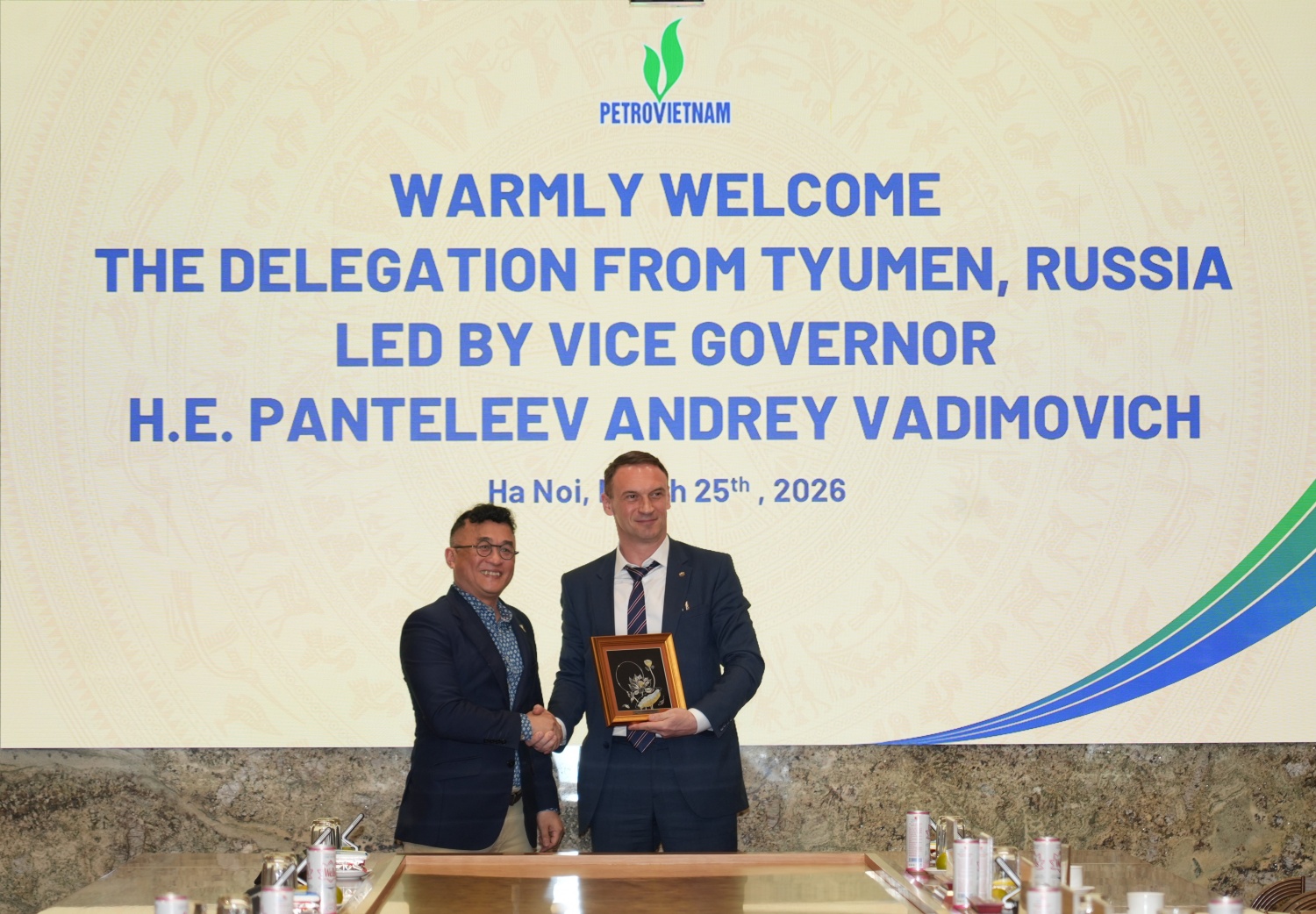Phó Tổng Giám đốc Petrovietnam Phan Tử Giang trao tặng quà biểu trưng đến Phó Thống đốc tỉnh Tyumen Pantelev Andrey Vadimovich.