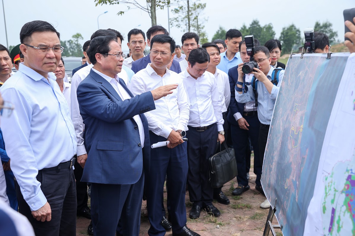 Thủ tướng làm việc tại Nhà máy Lọc hóa dầu Nghi Sơn và khảo sát địa điểm xây dựng kho dầu chiến lược