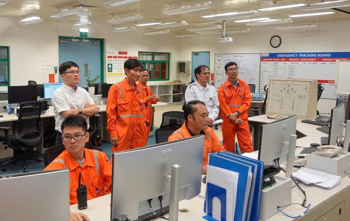 Chuyên gia của Đăng kiểm BV thực hiện giám sát quá trình thử nghiệm tại Nhà máy Xử lý khí Nam Côn Sơn