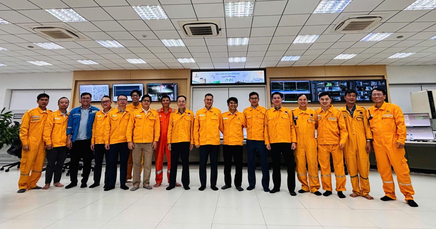 Đội ngũ cán bộ, kỹ sư và người lao động của PV GAS/PV GAS Logistics đã duy trì chế độ giám sát liên tục 24/7, phối hợp chặt chẽ giữa hiện trường và trung tâm điều khiển. Đội ngũ cán bộ, kỹ sư và người lao động của PV GAS/PV GAS Logistics đã duy trì chế độ giám sát liên tục 24/7, phối hợp chặt chẽ giữa hiện trường và trung tâm điều khiển.