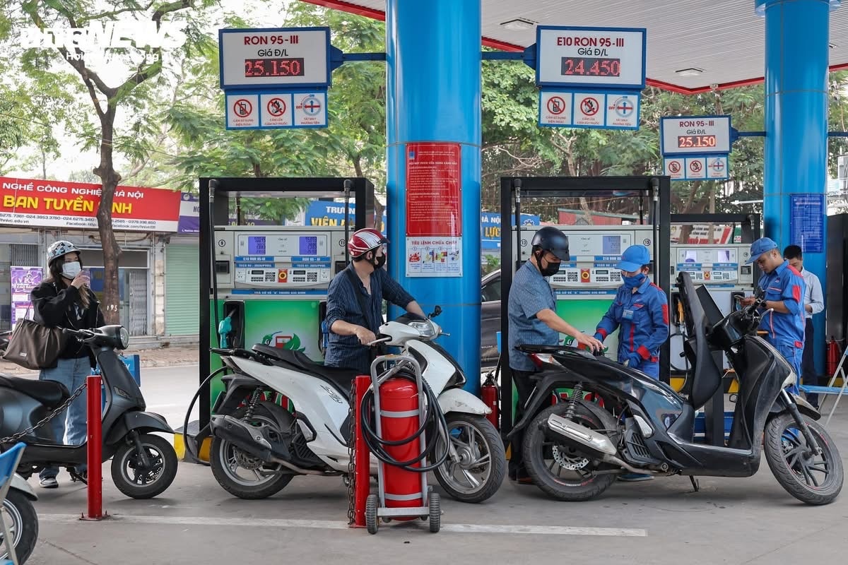 Từ cây xăng đến doanh nghiệp vận tải nỗ lực giữ “mạch sống” nền kinh tế