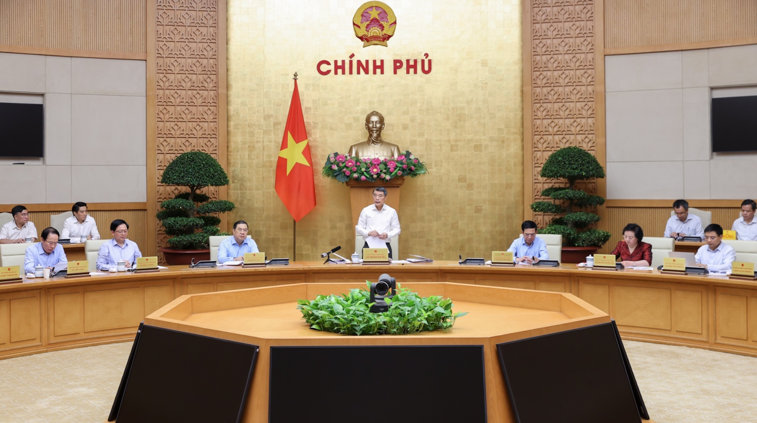 Thủ tướng Lê Minh Hưng: Bắt tay ngay vào công việc, xử lý hiệu quả các nhiệm vụ vừa cấp bách, vừa lâu dài Thủ tướng Lê Minh Hưng: Bắt tay ngay vào công việc, xử lý hiệu quả các nhiệm vụ vừa cấp bách, vừa lâu dài