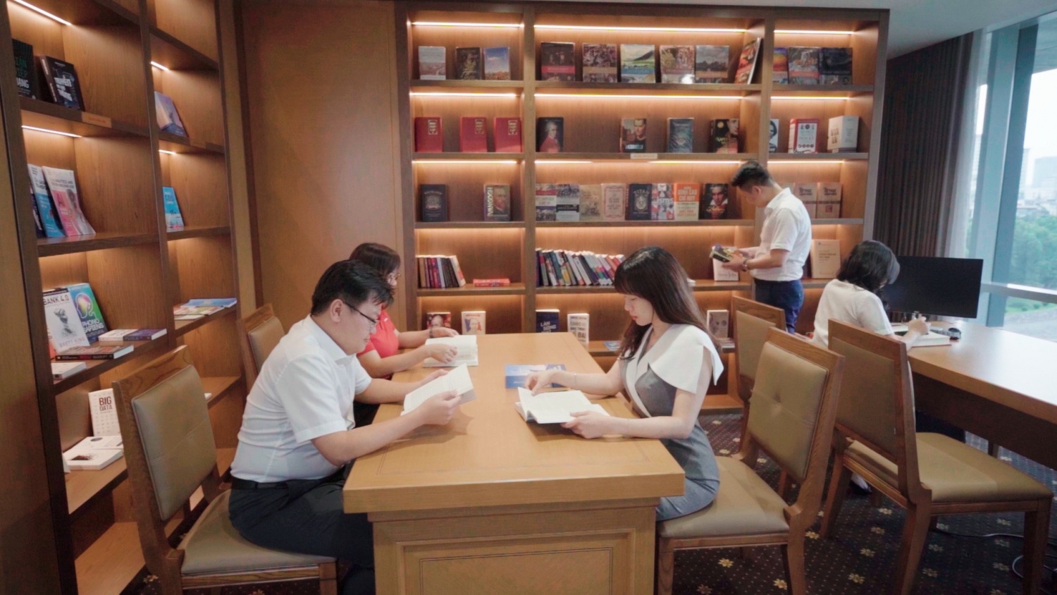 Các cán bộ, nhân viên Bộ máy QL&ĐH Tập đoàn tại phòng đọc sách
