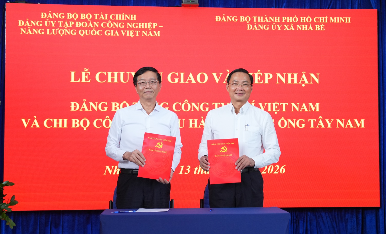 Nghi thức ký kết Biên bản bàn giao tổ chức đảng, đảng viên giữa Đảng ủy Petrovietnam và Đảng ủy xã Nhà Bè