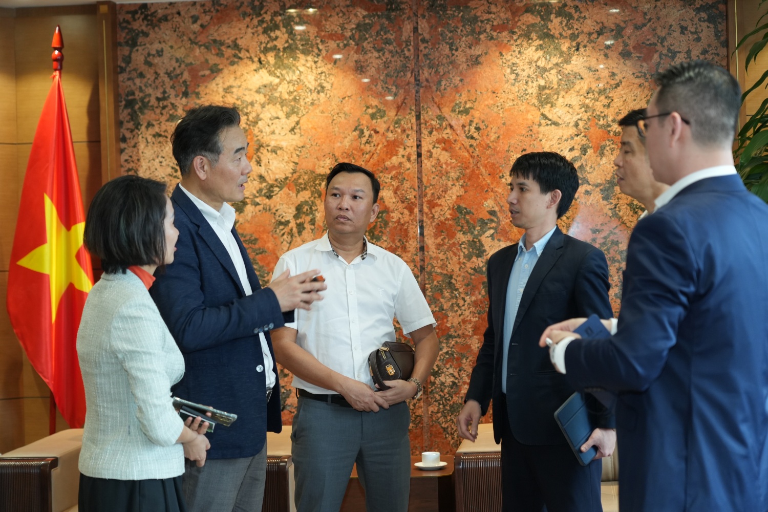 Các đại biểu trao đổi bên lề buổi làm việc Các đại biểu trao đổi bên lề buổi làm việc