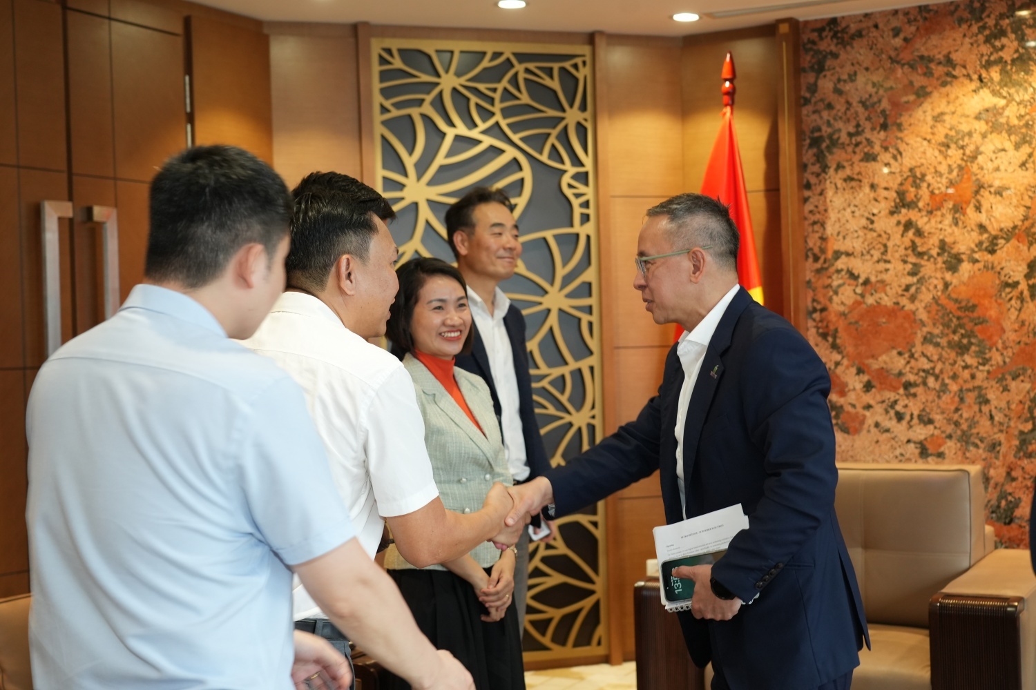 Petrovietnam và Schneider Electric thúc đẩy hợp tác chuyển đổi số và chuyển dịch năng lượng Petrovietnam và Schneider Electric thúc đẩy hợp tác chuyển đổi số và chuyển dịch năng lượng