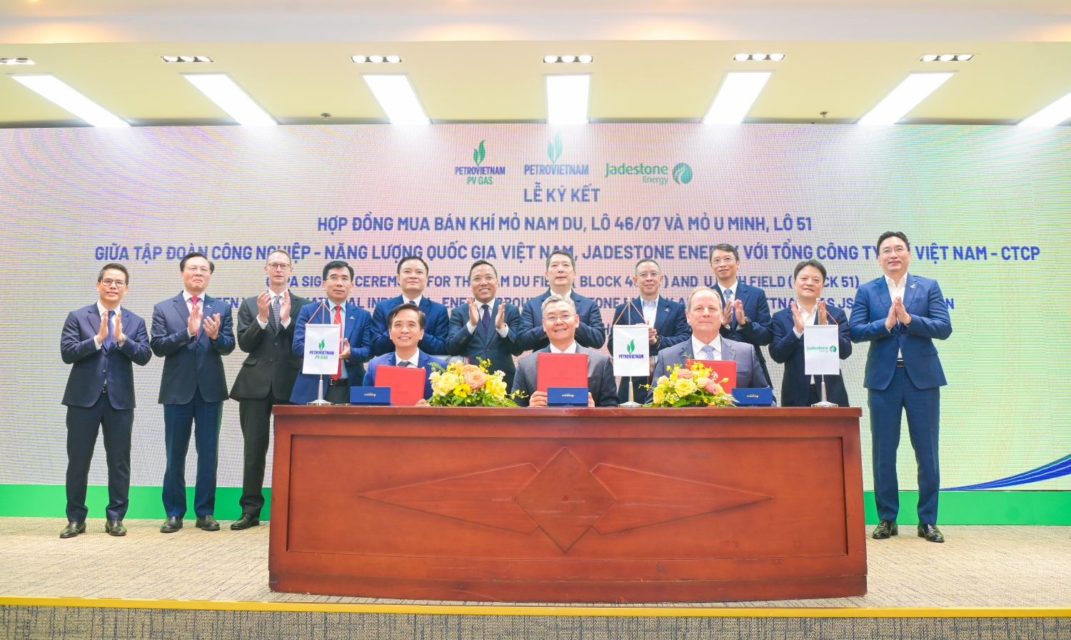 Phó Tổng Giám đốc Petrovietnam Lê Mạnh Cường; Tổng Giám đốc Công ty Jadestone Energy Thomas Mitchell Little; Phó Tổng Giám đốc PV GAS Huỳnh Quang Hải ký kết hợp đồng mua bán khí mỏ Nam Du - U Minh dưới sự chứng kiến của các lãnh đạo tham dự buổi lễ Phó Tổng Giám đốc Petrovietnam Lê Mạnh Cường; Tổng Giám đốc Công ty Jadestone Energy Thomas Mitchell Little; Phó Tổng Giám đốc PV GAS Huỳnh Quang Hải ký kết hợp đồng mua bán khí mỏ Nam Du - U Minh dưới sự chứng kiến của các lãnh đạo tham dự buổi lễ