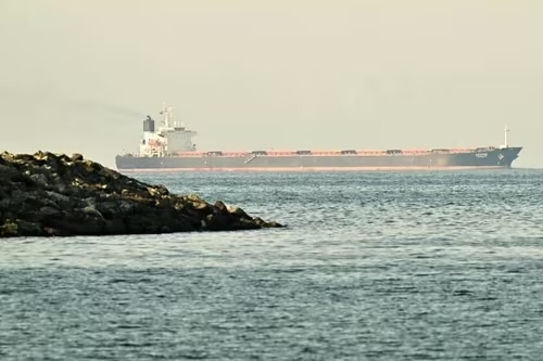 Một tàu chở hàng đang di chuyển ngoài khơi vịnh Ba Tư trước chiến sự. 