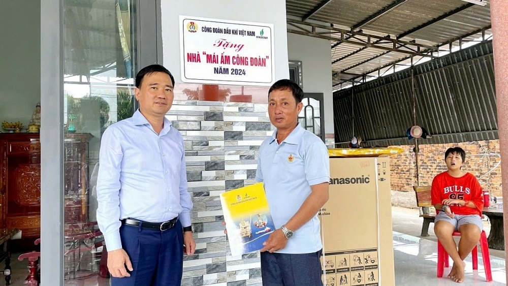 Petrovietnam tiếp nối truyền thống vẻ vang, viết tiếp bản hùng ca lao động sáng tạo Petrovietnam tiếp nối truyền thống vẻ vang, viết tiếp bản hùng ca lao động sáng tạo