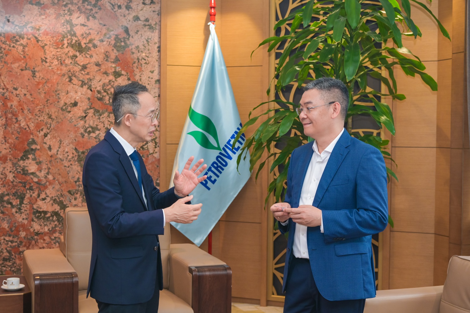 Phó Tổng Giám đốc Petrovietnam Lê Mạnh Cường trao đổi với đối tác về thiết kế các giải pháp huy động vốn hiệu quả cho các dự án điện hạt nhân Phó Tổng Giám đốc Petrovietnam Lê Mạnh Cường trao đổi với đối tác về thiết kế các giải pháp huy động vốn hiệu quả cho các dự án điện hạt nhân