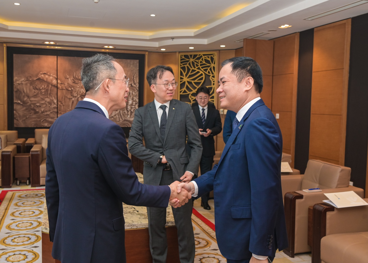 Chủ tịch HĐTV Petrovietnam Lê Ngọc Sơn chào mừng ông Hwang Ki-yeon – Chủ tịch Ngân hàng Xuất nhập khẩu Hàn Quốc (KEXIM) đến thăm và làm việc tại Petrovietnam Chủ tịch HĐTV Petrovietnam Lê Ngọc Sơn chào mừng ông Hwang Ki-yeon – Chủ tịch Ngân hàng Xuất nhập khẩu Hàn Quốc (KEXIM) đến thăm và làm việc tại Petrovietnam