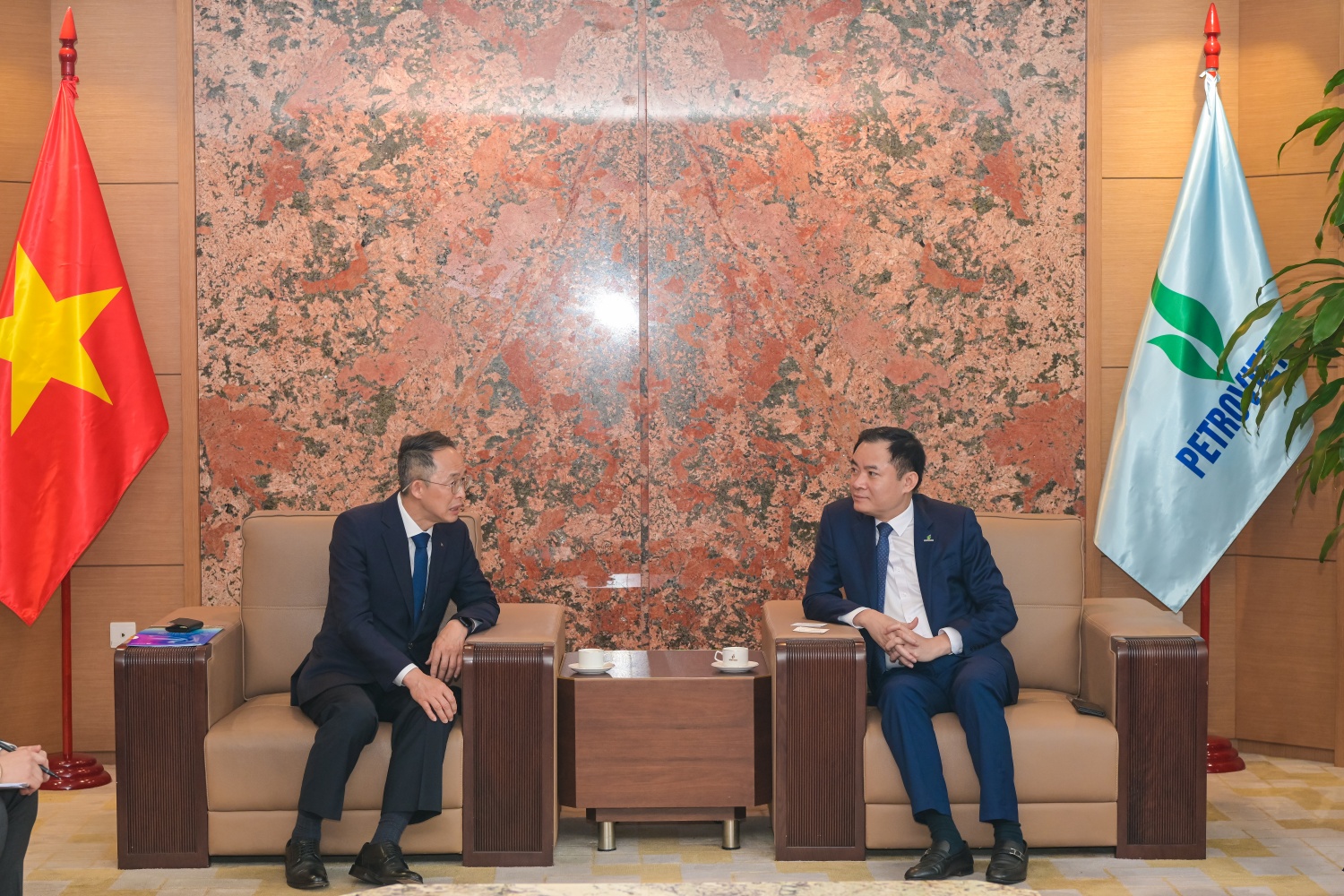 Chủ tịch HĐTV Petrovietnam Lê Ngọc Sơn trao đổi với ông Hwang Ki-yeon Chủ tịch HĐTV Petrovietnam Lê Ngọc Sơn trao đổi với ông Hwang Ki-yeon