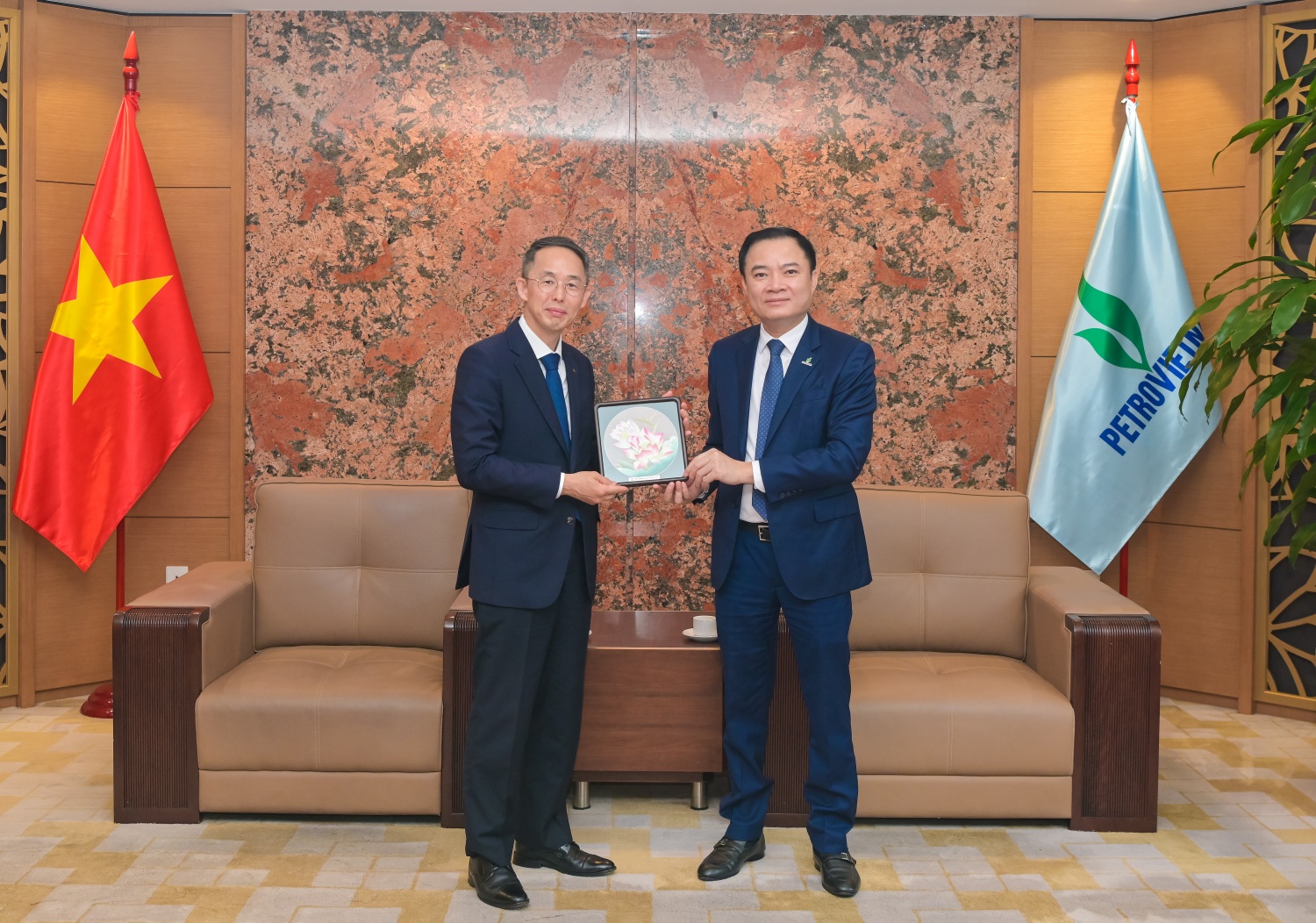Chủ tịch HĐTV Petrovietnam Lê Ngọc Sơn tặng quà lưu niệm cho ông Hwang Ki-yeon Chủ tịch HĐTV Petrovietnam Lê Ngọc Sơn tặng quà lưu niệm cho ông Hwang Ki-yeon