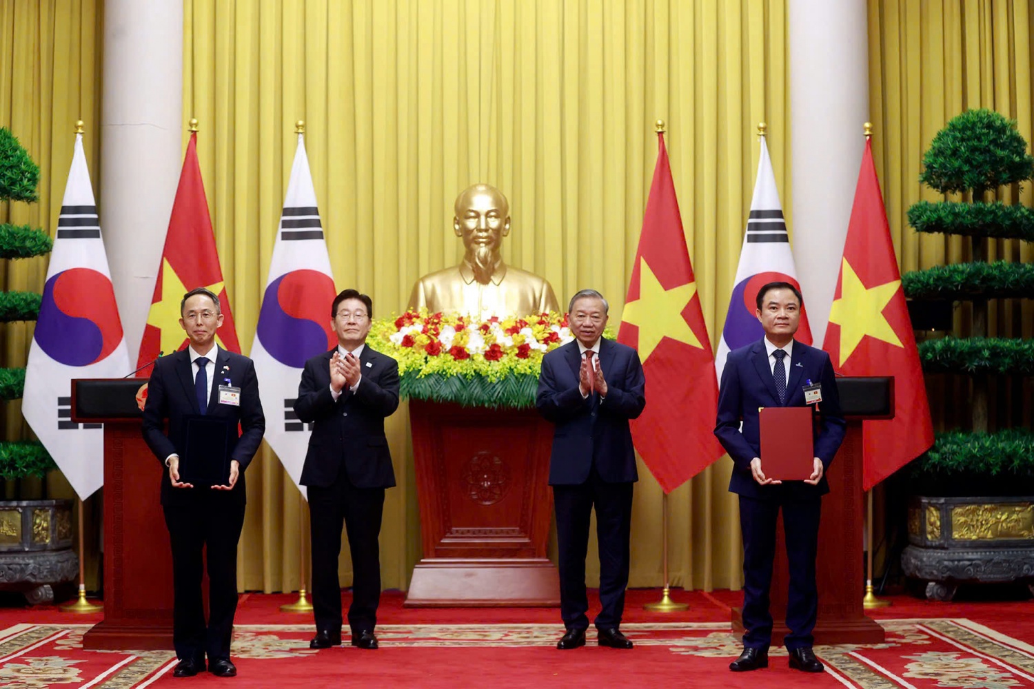 Chủ tịch HĐTV Petrovietnam Lê Ngọc Sơn trao biên bản ghi nhớ nghiên cứu hợp tác tài chính cho dự án điện hạt nhân cho Chủ tịch KEXIM Hwang Ki-yeon Chủ tịch HĐTV Petrovietnam Lê Ngọc Sơn trao biên bản ghi nhớ nghiên cứu hợp tác tài chính cho dự án điện hạt nhân cho Chủ tịch KEXIM Hwang Ki-yeon