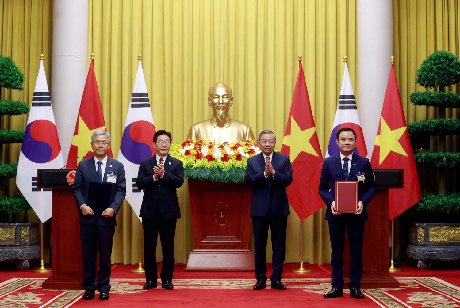 Chủ tịch HĐTV Petrovietnam Lê Ngọc Sơn và Chủ tịch KEPCO Kim Dong Cheol trao biên bản ghi nhớ về nghiên cứu hợp tác phát triển nhà máy điện hạt nhân. Chủ tịch HĐTV Petrovietnam Lê Ngọc Sơn và Chủ tịch KEPCO Kim Dong Cheol trao biên bản ghi nhớ về nghiên cứu hợp tác phát triển nhà máy điện hạt nhân.