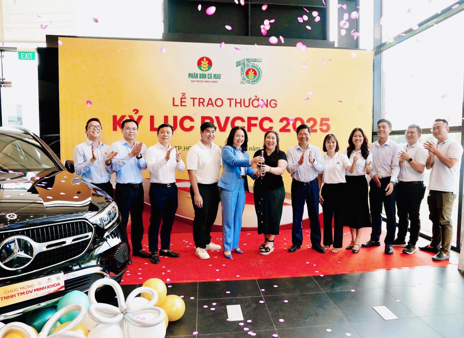 Phân bón Cà Mau vinh danh Đại lý đạt kỷ lục tiêu thụ NPK Cà Mau bằng Mercedes-Benz