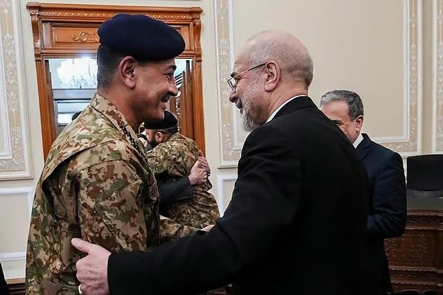 Tổng tư lệnh Lực lượng Quốc phòng Pakistan, Thống soái Asim Munir, đã gặp gỡ Mohammad Bagher Ghalibaf tại Tehran - một cựu chỉ huy Lực lượng Vệ binh Cách mạng hiện đang giữ vai trò hàng đầu trong ngoại giao Iran 