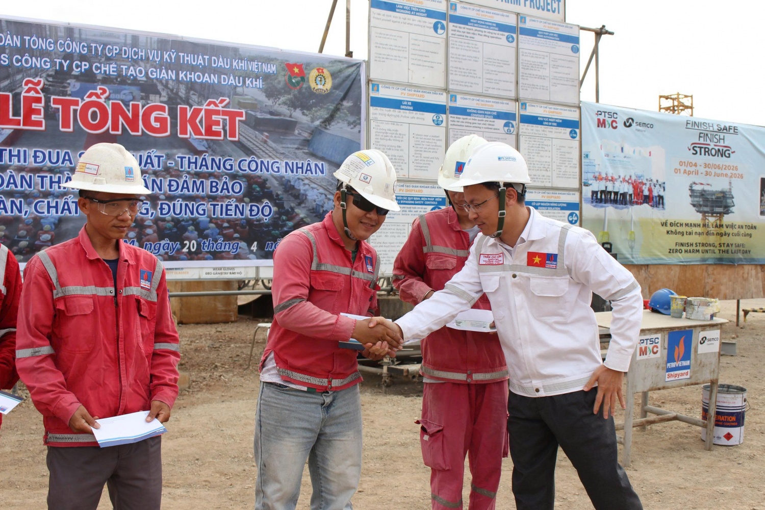 PV Shipyard tổng kết thi đua sản xuất và khen thưởng các tập thể, cá nhân tiêu biểu PV Shipyard tổng kết thi đua sản xuất, khen thưởng các tập thể, cá nhân tiêu biểu