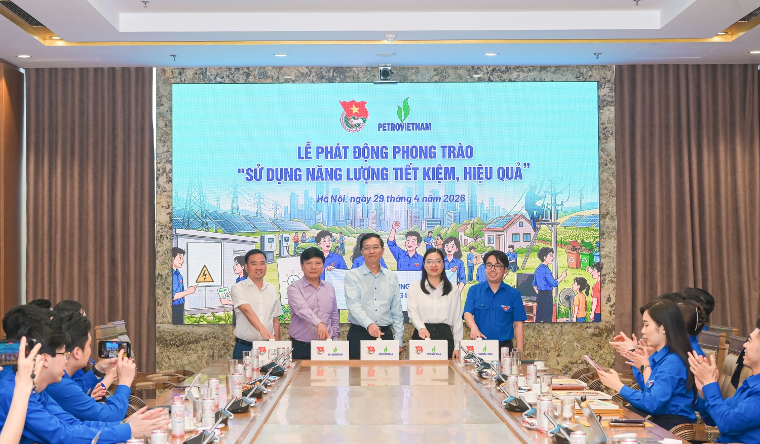 Các đại biểu thực hiện nghi thức bấm nút phát động phong trào. Các đại biểu thực hiện nghi thức bấm nút phát động phong trào.